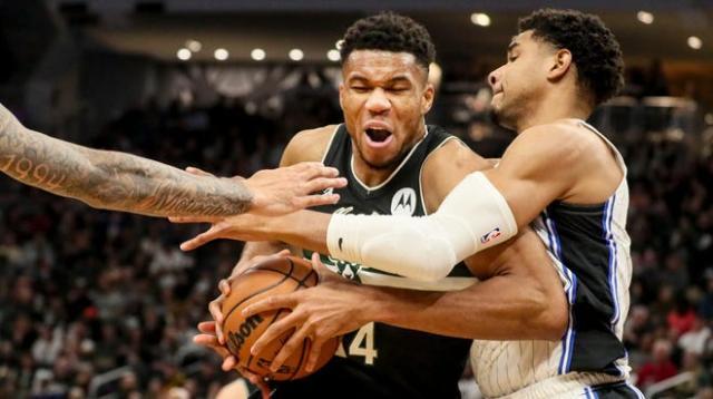 世界杯客户端下载说明-雄鹿赛季首个三连胜 卫冕冠军正在逐渐找回状态