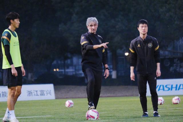 世界杯赛事直播平台地址-浙江队全力“补课”：瞄准本土外援 姚均晟随队训练